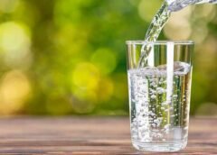 ¿Es malo tomar mucha agua mineral?