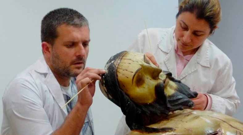 El códice en náhuatl oculto en la cabeza de un Cristo en España