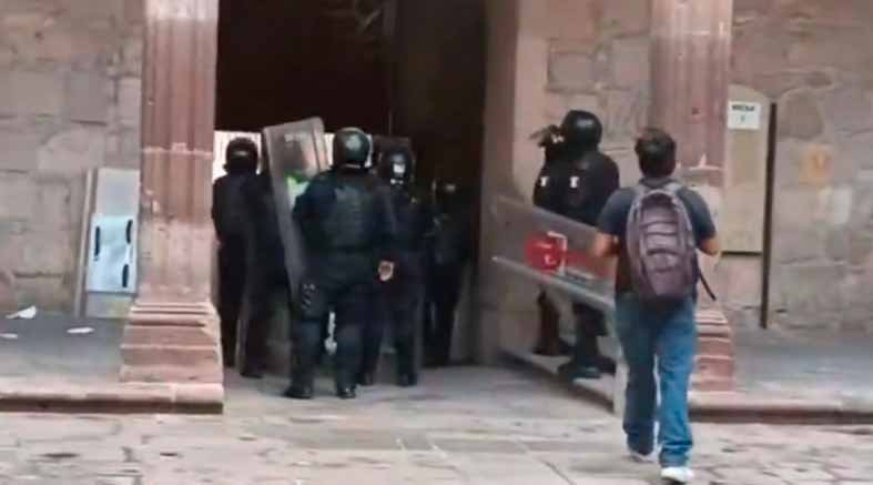 Ocho detenidos por destrozos en el Palacio de Gobierno de Michoacán 2 Ocho