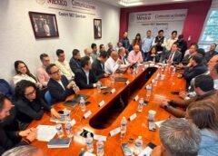 Instalan mesa de atención social sobre tren de pasajeros en Querétaro