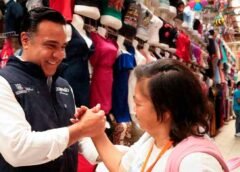 Luis Nava dialoga con comerciantes del mercado Reforma