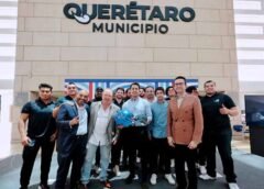 Felifer Macías convive con el equipo de fútbol americano Gallos Negros