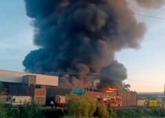 Incendio consume fábrica en Morelia