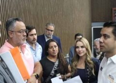 Vecinas y vecinos de Ciudad del Sol acuden a sesión de Cabildo