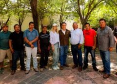 Luis Nava dialoga con comerciantes del Mercado de las Flores